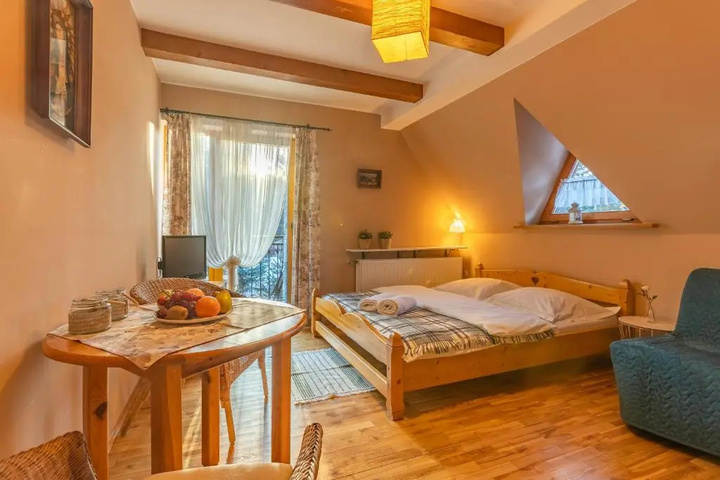 Room 4 of 10