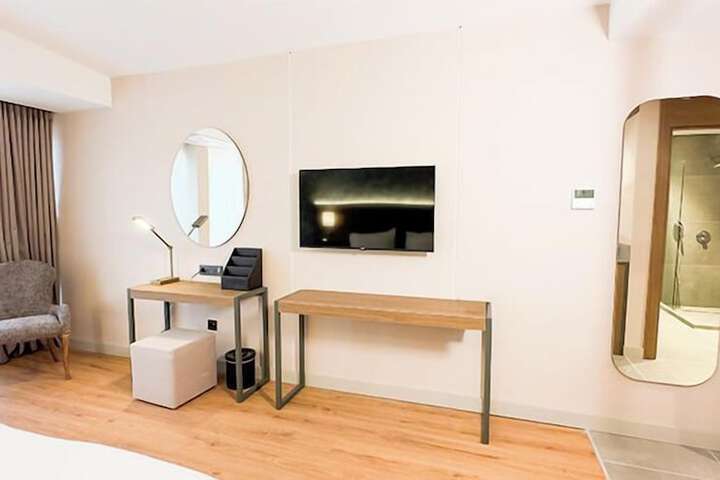 Room 5 of 7