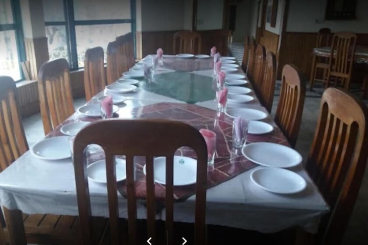 Dining 19 of 32