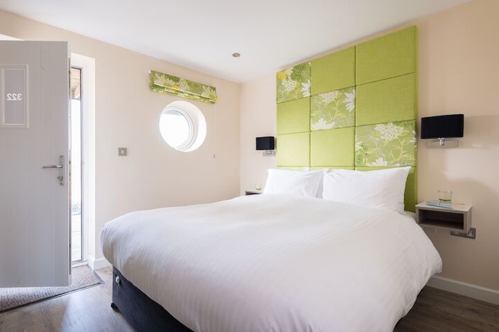 Room 2 of 179
