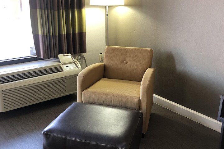 1 King Bed (4 of 7)