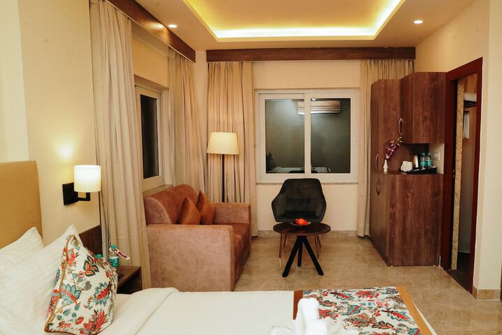 Room 13 of 33