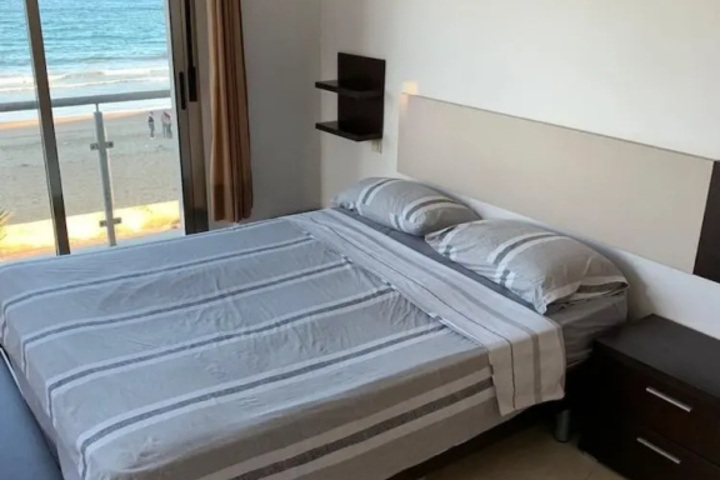 Room 6 of 10