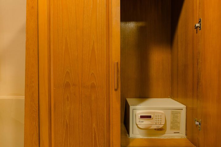 Room 8 of 38