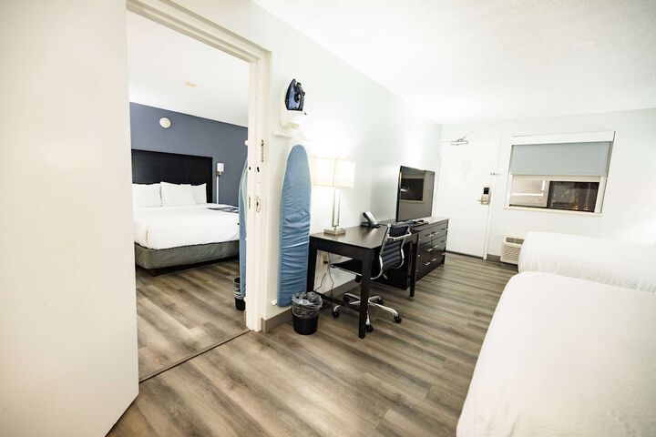 Suite Multiple Beds (1 of 10)