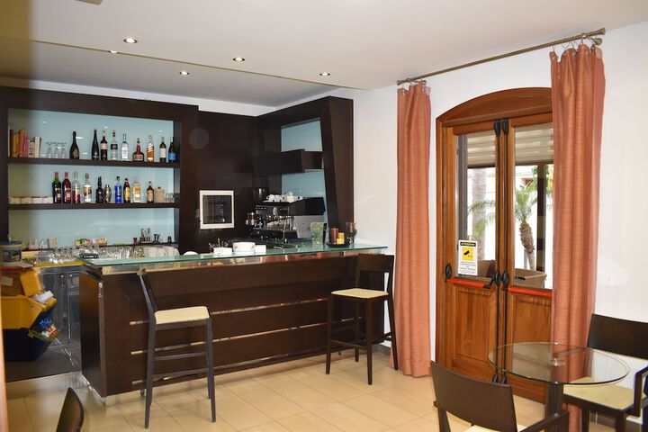 Lounge 31 of 49