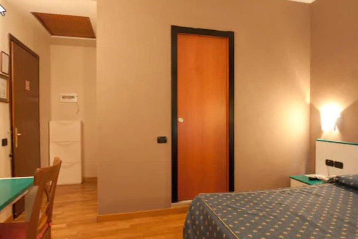Room 15 of 37