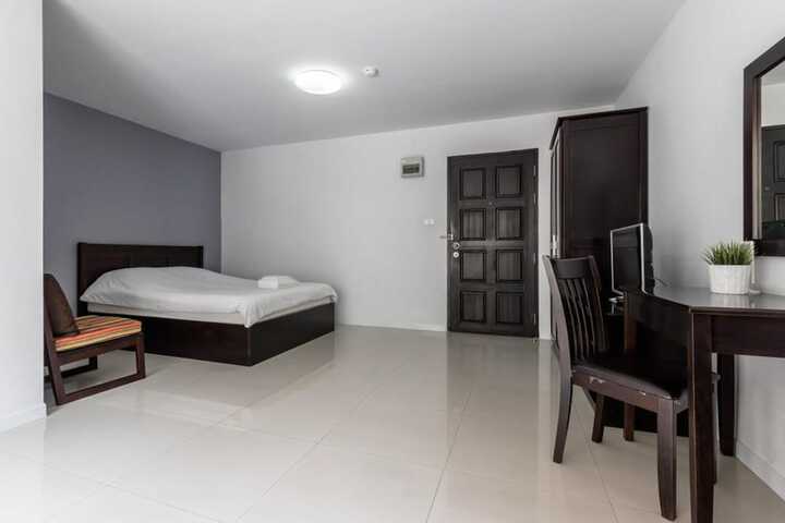 Room 10 of 32