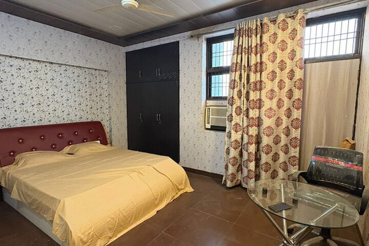Room 4 of 6