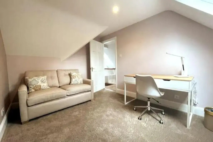 Room 4 of 18