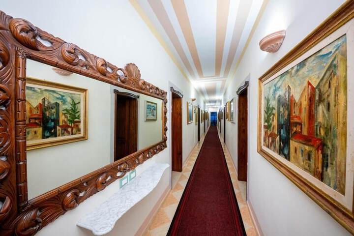 Ballroom/Hall 43 of 60