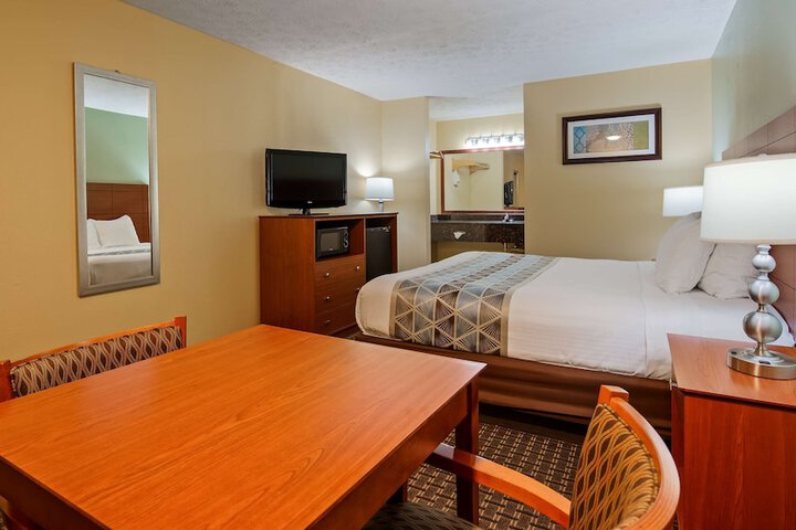 1 King Bed High Speed Internet, Microwave, Refrigerator, Coffee Maker Iron Hair Full Breakfast (4 of 6)