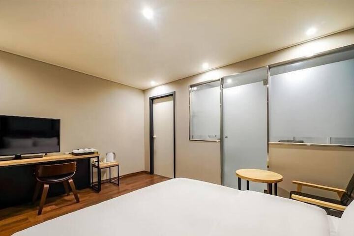 Room 11 of 18