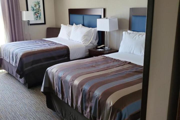 2 Queen Beds (7 of 11)