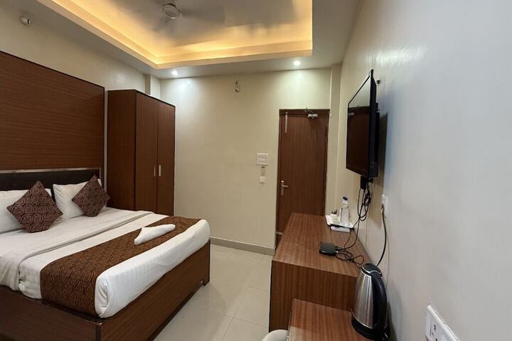 Room 14 of 32