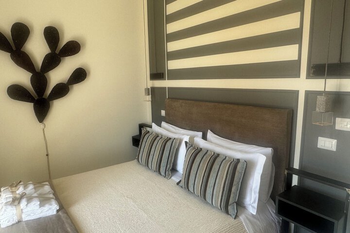 Room 4 of 204
