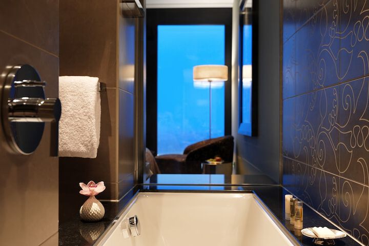 Deep soaking bathtub