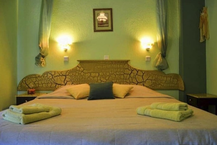Room 6 of 18
