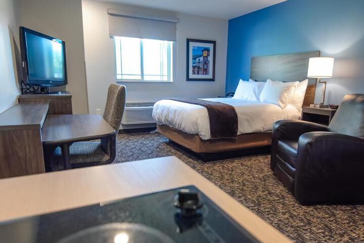 1 King Bed (6 of 10)