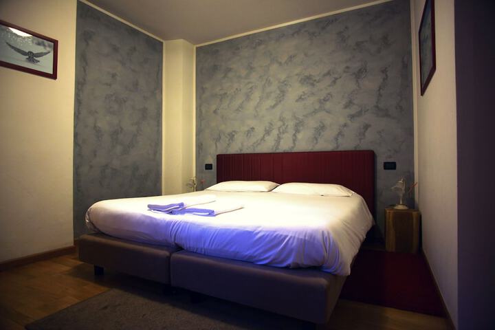 Room 8 of 33