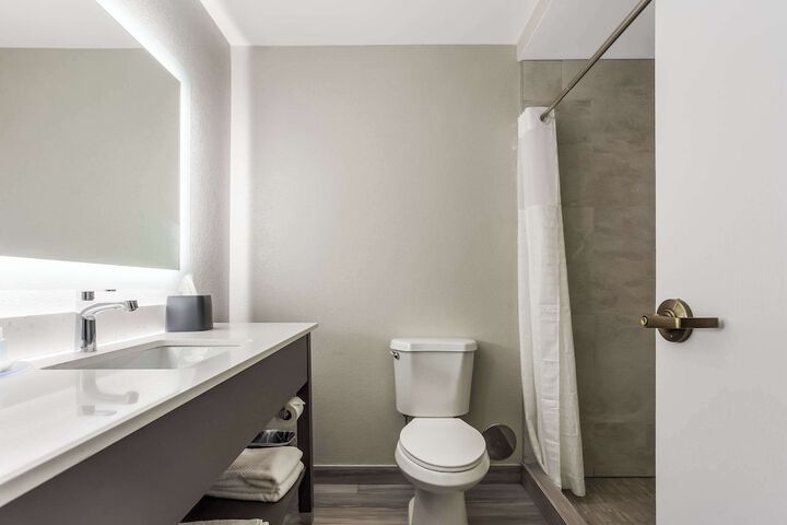 1 Queen Bed Efficiency Suite (10 of 19)