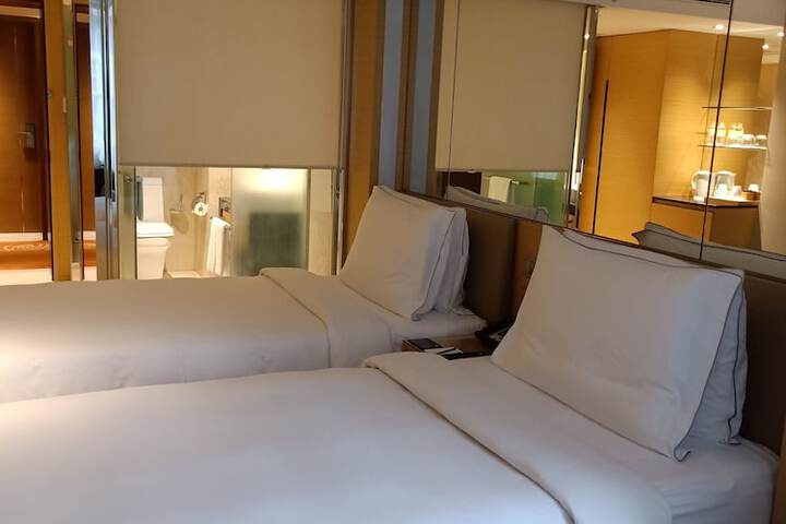 Room 7 of 37