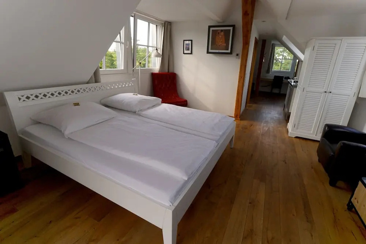 Room 3 of 16