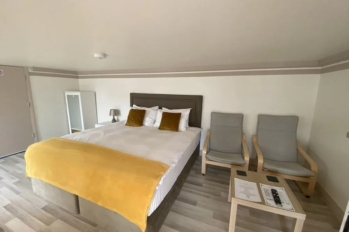 Room 5 of 17