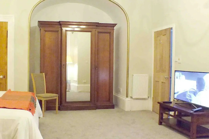 Room 5 of 18