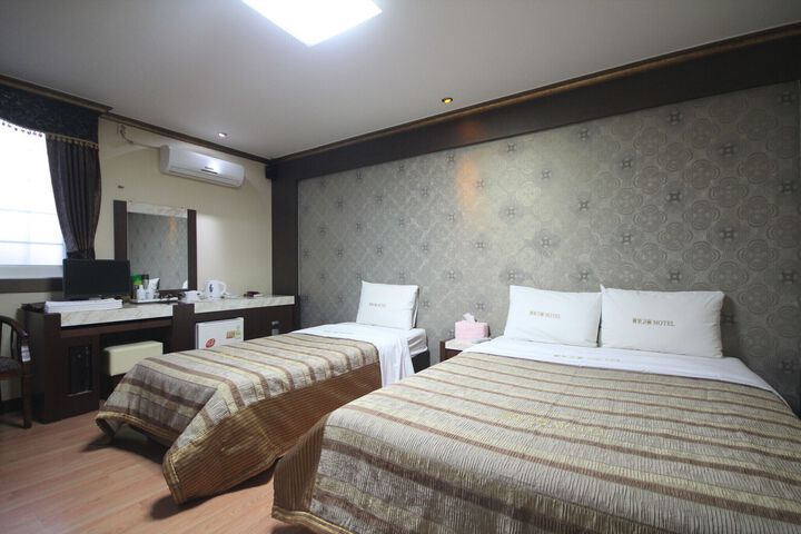 Room 12 of 19