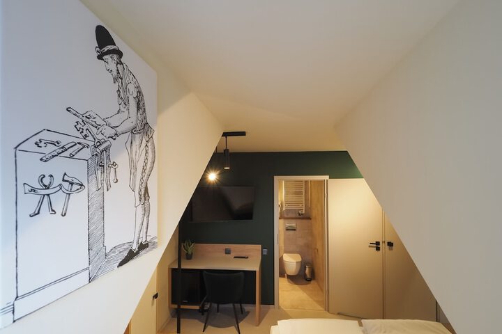 Room 18 of 74