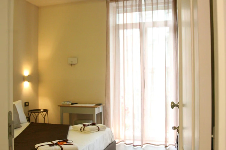 Room 4 of 7