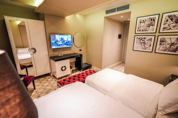Room 15 of 102