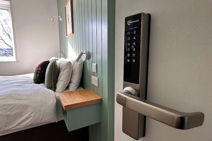 Room 4 of 11