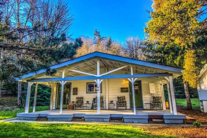 Bright Updated Waterfront Cottage Pets Welcome!