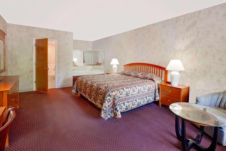 1 King Bed Deluxe Room (9 of 11)