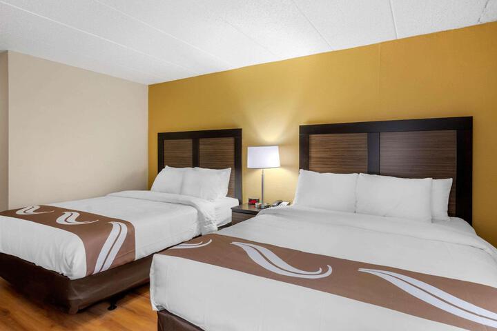 2 Queen Beds (10 of 17)