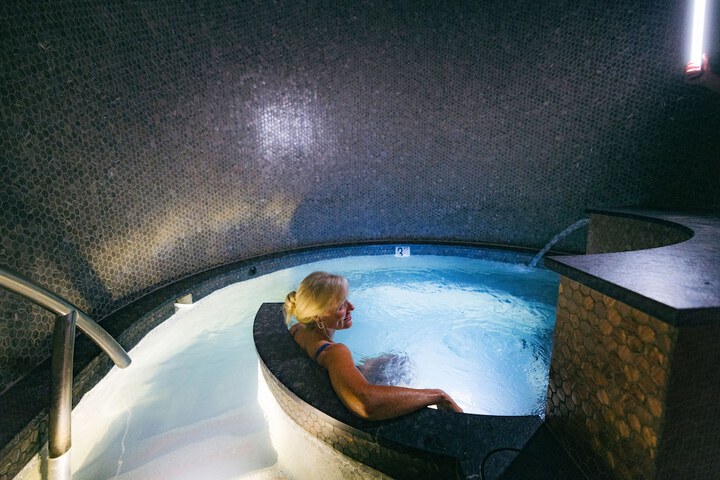 Indoor spa tub