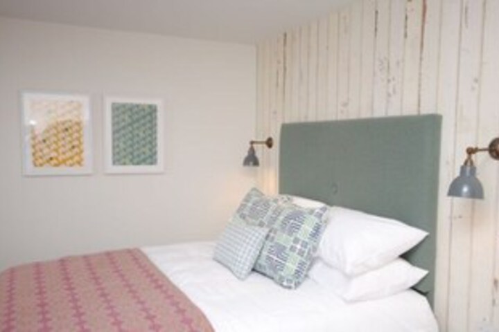 Room 4 of 27