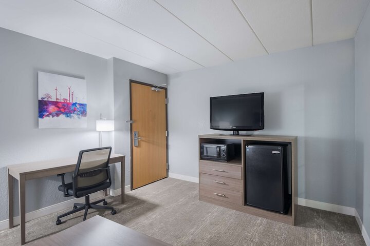 1 King Bed High Speed Internet Accessible Microwave and Refrigerator Chair with Ottoman Desk Full Breakfast (12 of 31)
