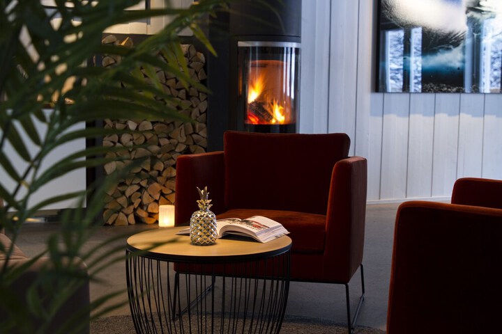 Lounge 32 of 44