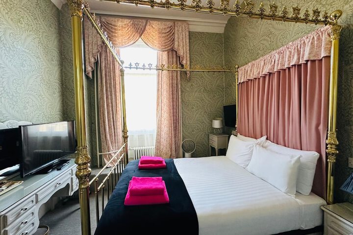 Room 9 of 30