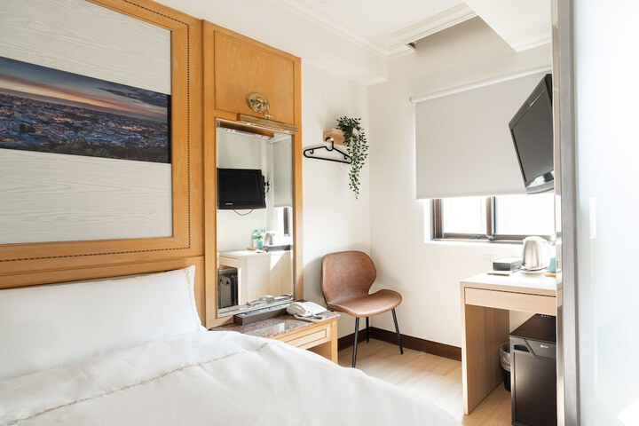 Room 6 of 37