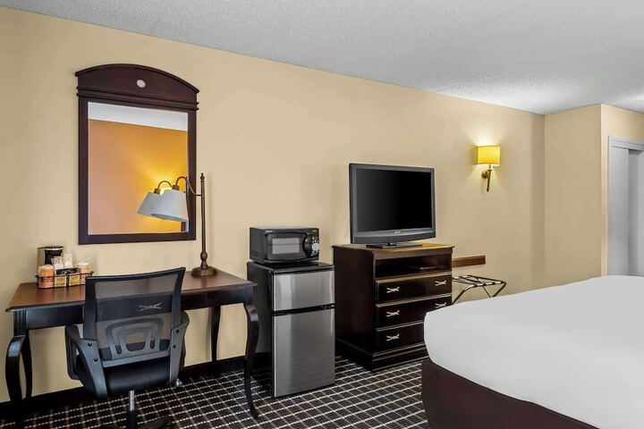 1 King Bed (20 of 23)