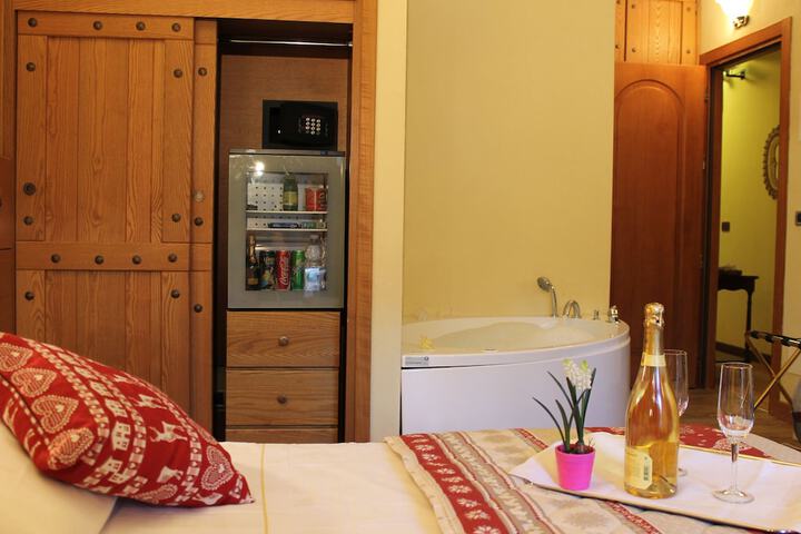 Room 3 of 33