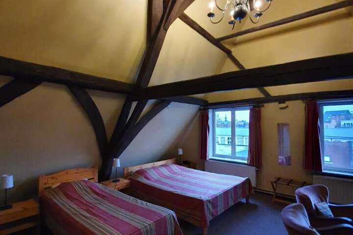 Room 8 of 40