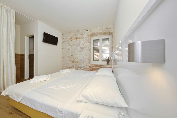 Room 2 of 39