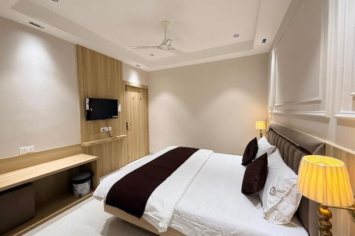Room 11 of 34