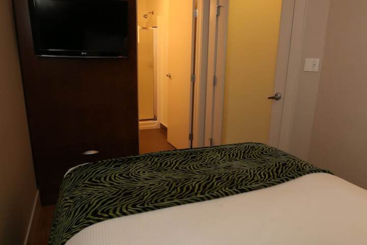 Room 6 of 28