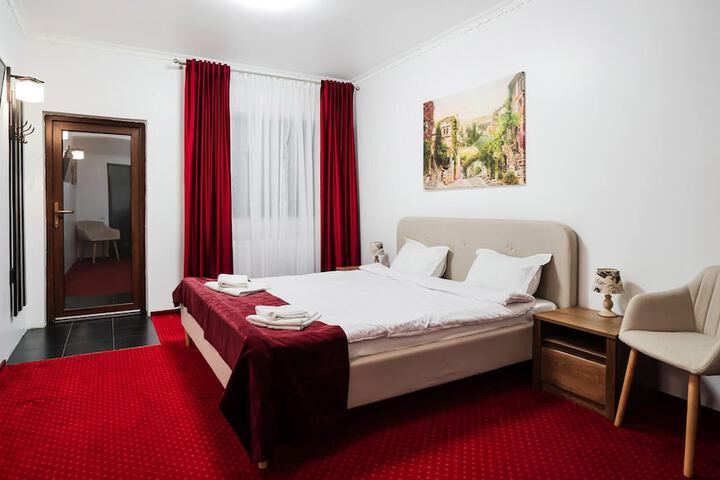 Room 33 of 191